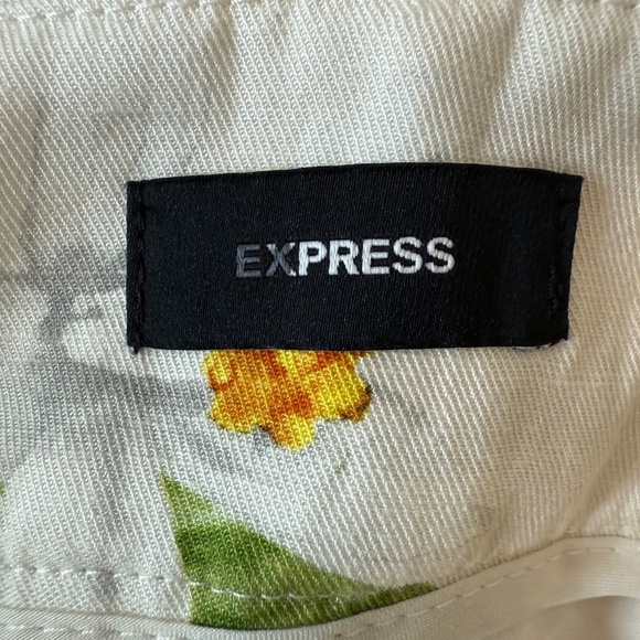 New! Express High Waisted Belted Lemon Print Shorts 45773 - Picture 11 of 14